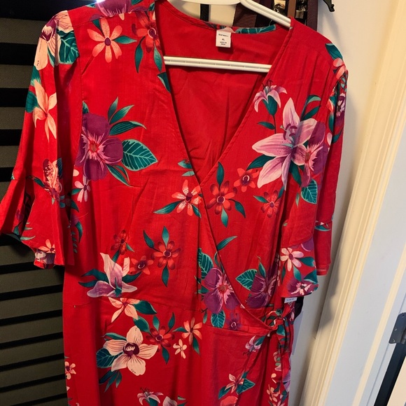 Old Navy Dresses & Skirts - Old Navy Floral Wrap Dress